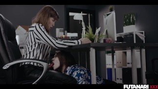 Nuttige Angestellte unterbricht Videoanruf der Chefin, indem sie ihren Schwanz lutscht TRAILER