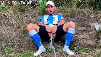 Geiler Fußballspieler spielt mit seiner Arschfotze im freien und spritzt milch-einlauf aus dem Arsch