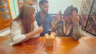 アドバンテージスはカウントをレズビアンに招待し、レストランの真ん中でセックスする