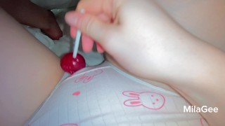 可爱的处女玩她的阴户