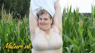 Owłosiona dojrzała BBW Tina bawi się swoim ogromnym tyłkiem i tłustą cipką na polu kukurydzy