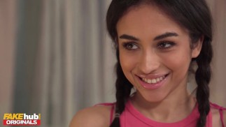FAKEhub - hermosa pequeña universitaria saca a su mejor amiga del Friendzone y se mete en el coño