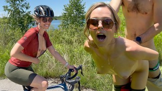 Sexy cyklistka dává manželovi veřejné kouření, než se nechá v prdeli turistou