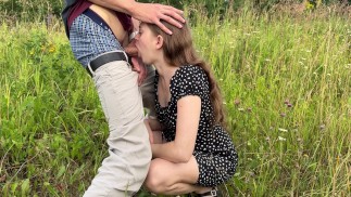 Zeer Hot kokhalzen deepthroat in de buitenlucht