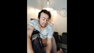 Transman salope se masturbe sur une chaise de bureau pour la première fois devant la caméra
