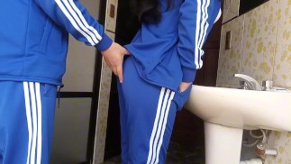 Colegiala en rapidin en el baño de la escuela