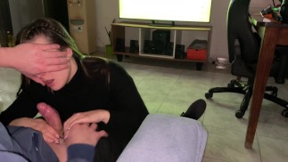 Une petite blonde fait une fellation profonde et nous regardons le football. Coupe d'Amérique USA