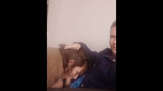 Pompino in soggiorno fino alla sborra nella bocca di Stacy (video completi su abbonamento esclusivo)