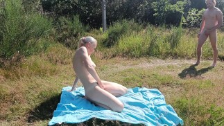 Milf dogging w lesie publicznym jest zaskoczony przez mężczyznę podczas masturbacji. Kończąc w gorącym kurwa!