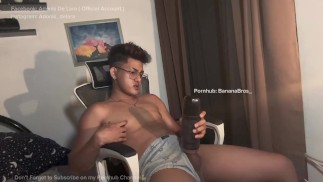 Uso questo masturbatore per la prima volta! È così bello che mi ha fatto venire!