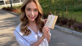Туристка была очень голодна и я накормил ее кремпаем - Loly Nebel