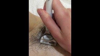 POV Girl rase la chatte très poilue de près, buisson complet, chatte rose rasée