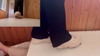 witte sneakers vertrappen lul