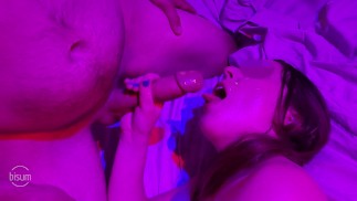 MMF Bi marido assiste e ajuda enquanto sua esposa gostosa é fodida por um touro pendurado