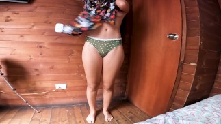 Heißes POV-Mädchen in sexy Kleid wird mit enger Muschi und großem Hintern gefickt