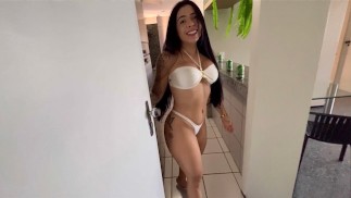 Minha vizinha me chamou para concertar o cano da pia e acabei fodendo ela na cozinha