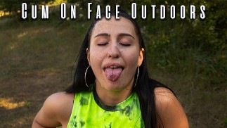 [POV] Brune à queue de cheval en tenue de sport suce une bite et prend un soin du visage à l’extérieur