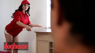 DOG HOUSE - Alyx Star du travail sentant la pizza, maintenant Jon Rogue veut la goûter