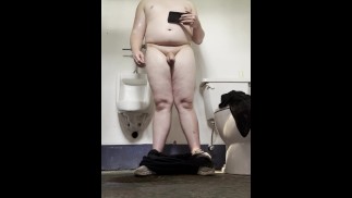 Głęboki anal Fisting na ścianie w publicznej łazience w parku, oglądając obrazy hentai