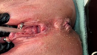 Clito percé frottant dur dans des gants en latex et pipi dur