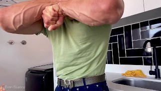 Muskeln spielen lassen und heiße Adern für einen Anbeter hervortreten lassen