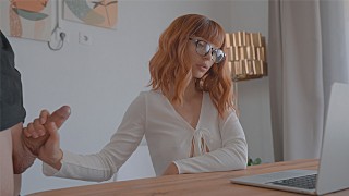 Она заставляет его кончить в ее тугую молодую киску на встрече по Zoom