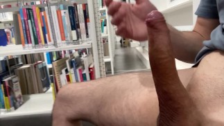 Grande galo em biblioteca pública