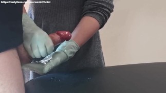 Infirmière gants verts branlette
