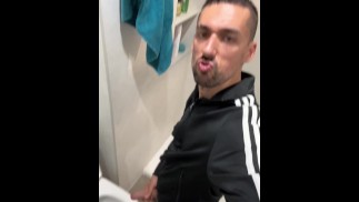 Wichsen mit Schwanz hart und pissen im Badezimmer