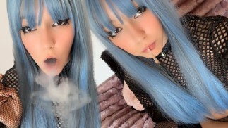 420 freundliches Alt-Mädchen, das in ihren Netzhandschuhen raucht (Volles Video auf meinen OnlyFans/ManyVids)