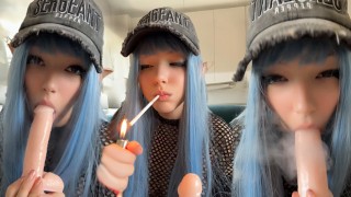 放荡的角色扮演者抽烟和吮吸她最喜欢的粉红色假屌（完整视频在我的 OnlyFans/ManyVids 上）