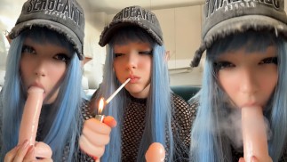 Nuttige Cosplayerin raucht und lutscht ihren rosa Lieblingsdildo (Vollständiges Video auf meinen OnlyFans/ManyVids)
