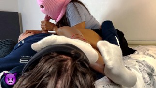 Latina mamada durante la adoración de calcetín