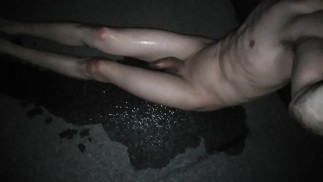 Pisse publique et promenade nue