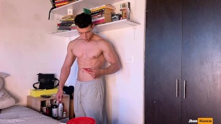 Le sportif sexy Jhonbianco s'excite en peignant une pièce.