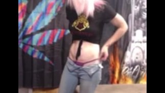 Fiesta en casa- Sexy stoner girl abandona a su novio para fumar un porro y comienza a desnudarse para todos pr3