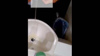 全然トイレが開かないから、仕方なく洗面台でおしっこする