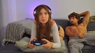 Mets ta bite dans ma bouche et baise-moi fort pendant que je joue à la console