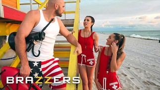 BRAZZERS - Le bagnine MacKenzie Mace e Kylie Rocket convincono il loro collega JMac a scoparli entrambi