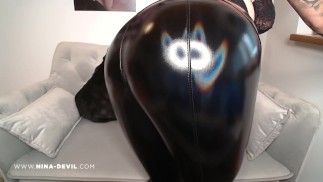 mon cul en latex pour ta bouche