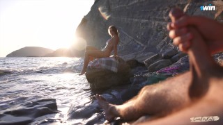 DICK FLASH su una spiaggia per nudisti: uno sconosciuto mi ha beccato a masturbarmi e mi ha aiutato a venire