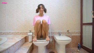 Mini compilation de pipi dans les toilettes du matin
