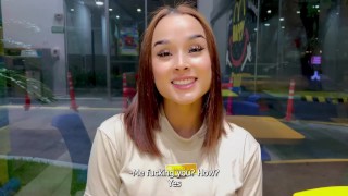 Šukám svého nového zaměstnance v koupelně! RISKANTNÍ SEX NA VEŘEJNOSTI - Abella Olsen