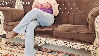 Une femme chaude avec des chaussettes en nylon se fait baiser et creampie par ses taureaux