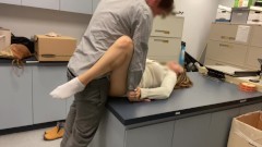 Büro MILF wird im Abstellraum gefickt
