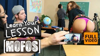MOFOS - Sophia Ashton muestra su culo en clase para que todos vean, luego es golpeada por su profesor