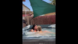 Mírame besar a la MILF del vecindario en la bañera de hidromasaje