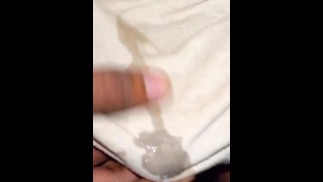 Ho rischiato di fare pipì sulle mutande e l'orgasmo della masturbazione in una biblioteca
