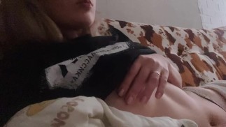 Me puse en el teléfono de mi novia y la vi acariciando en cámara
