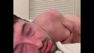 Quadriplégique secouant l’orgasme du aidant